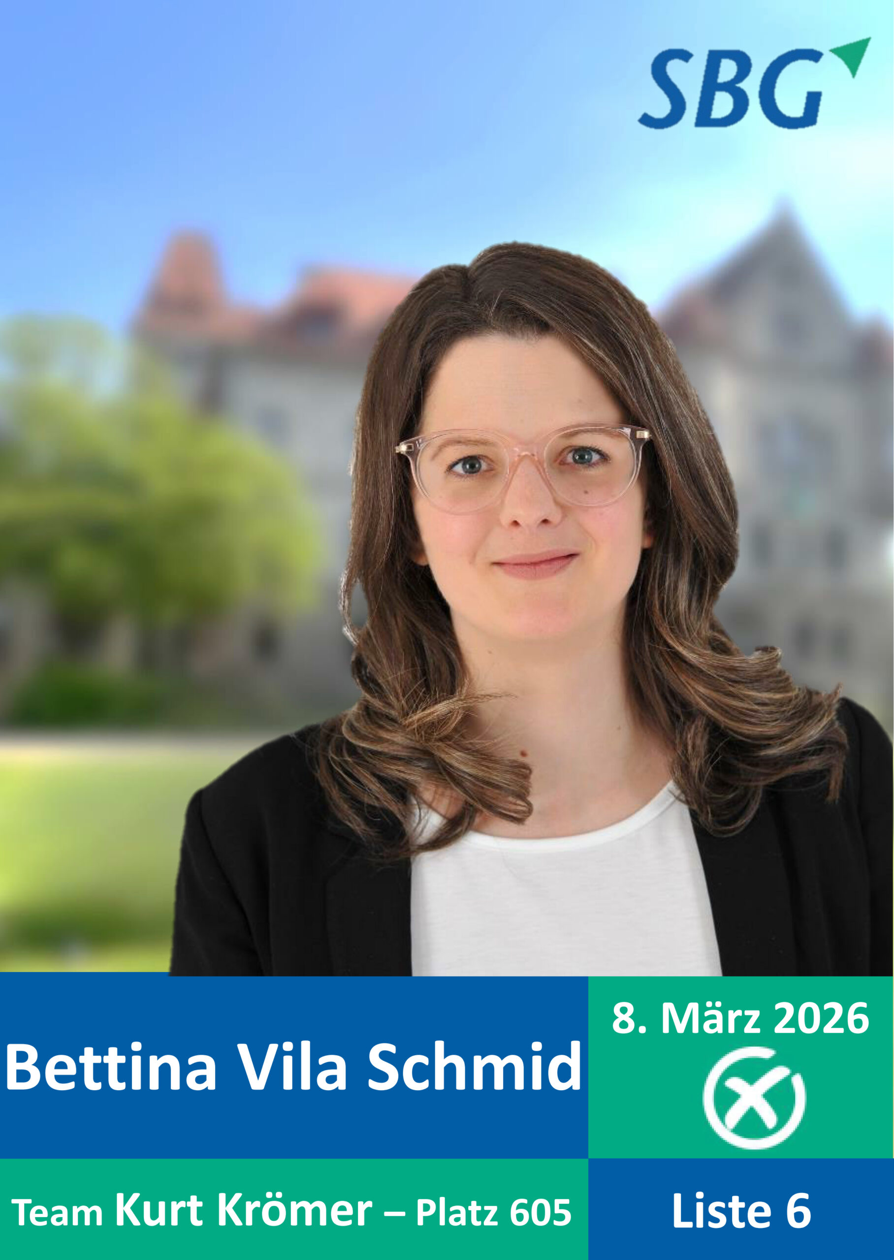 Man sieht Bettina Vila Schmid, Listenplatz 5, im Hintergrund das Steiner Schloss