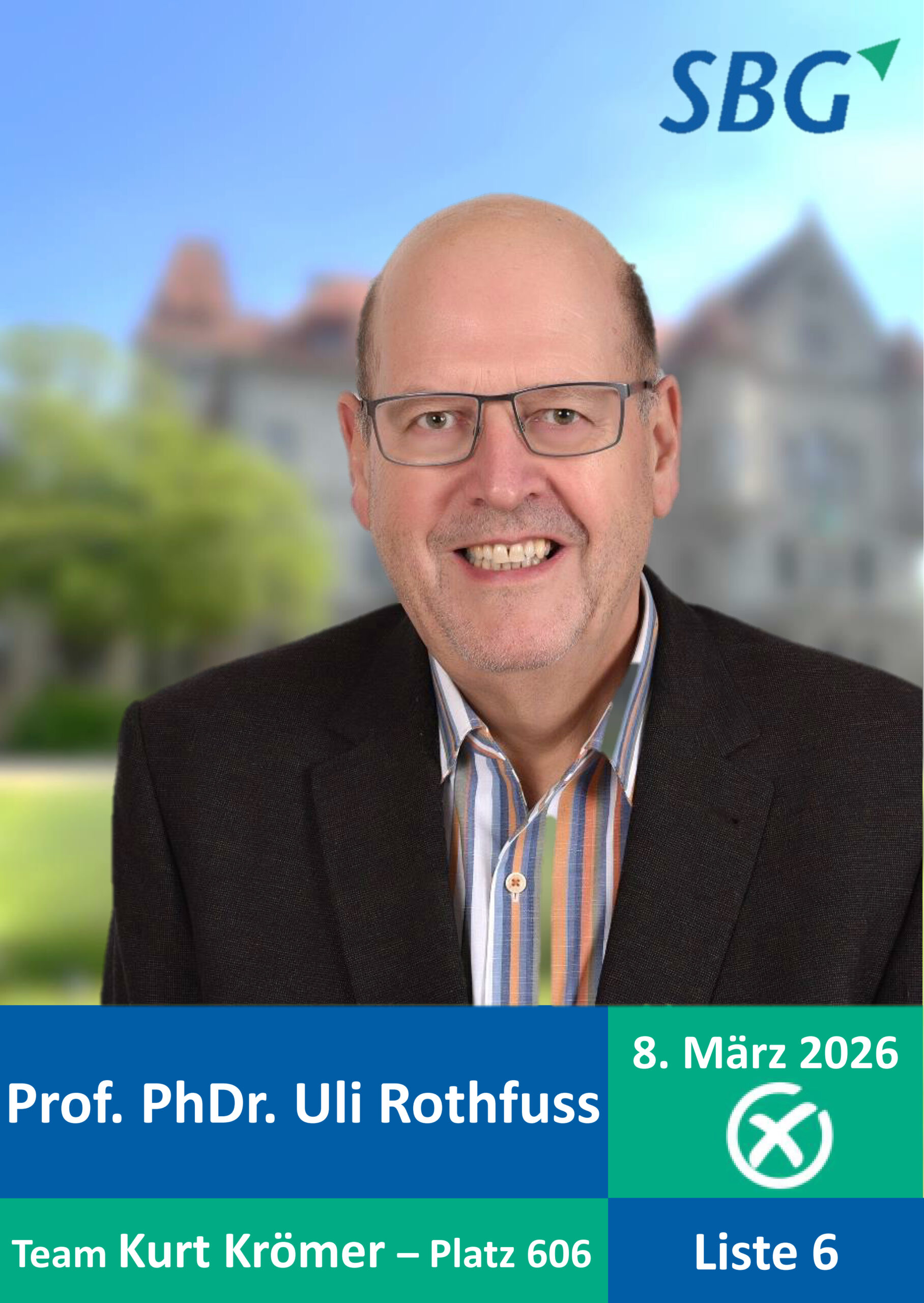 Prof. PhDr. Uli Rothfuß M.Sc. , im Hintergrund das Steiner Schloss